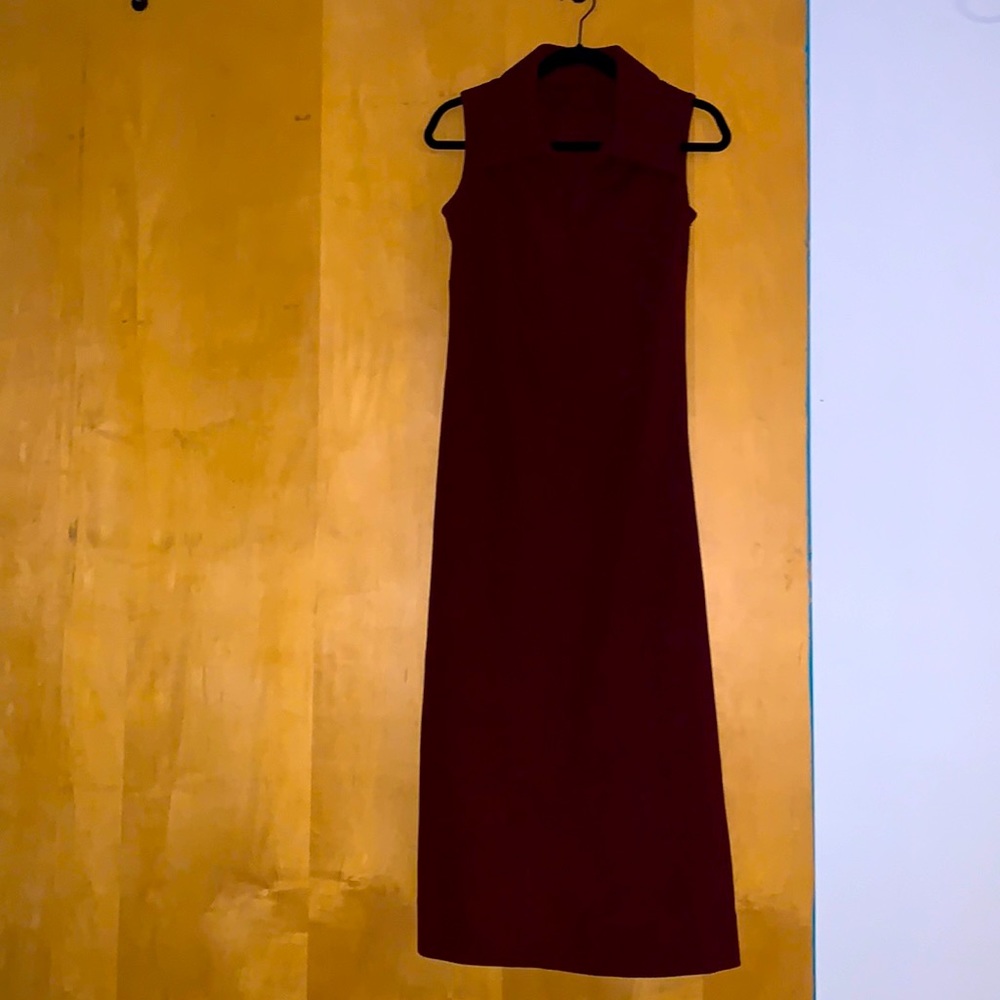 Really cute and fitting Vintage dress sipped down in the front